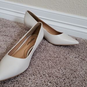 COMFORT VIEW Wide Leather Pointy Kitten Heel Pumps